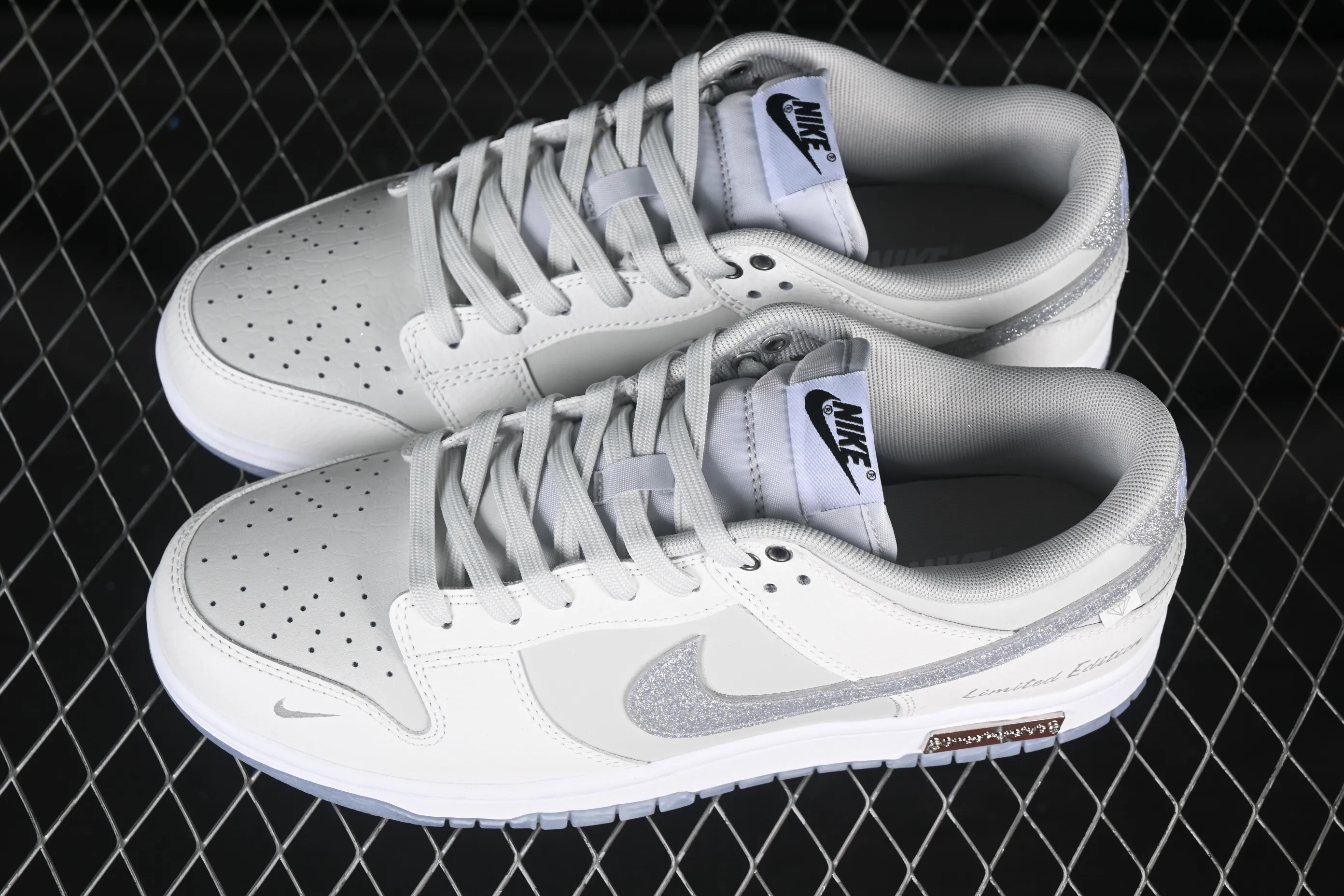All Categories Nk SB Dunk Series Nk SB Dunk Low High-end Customized Low-top Shoes Nike SB Dunk Low White Lover Flash Diamond Anniversary High-end Customized Low-top Casual Shoes WG0218-018